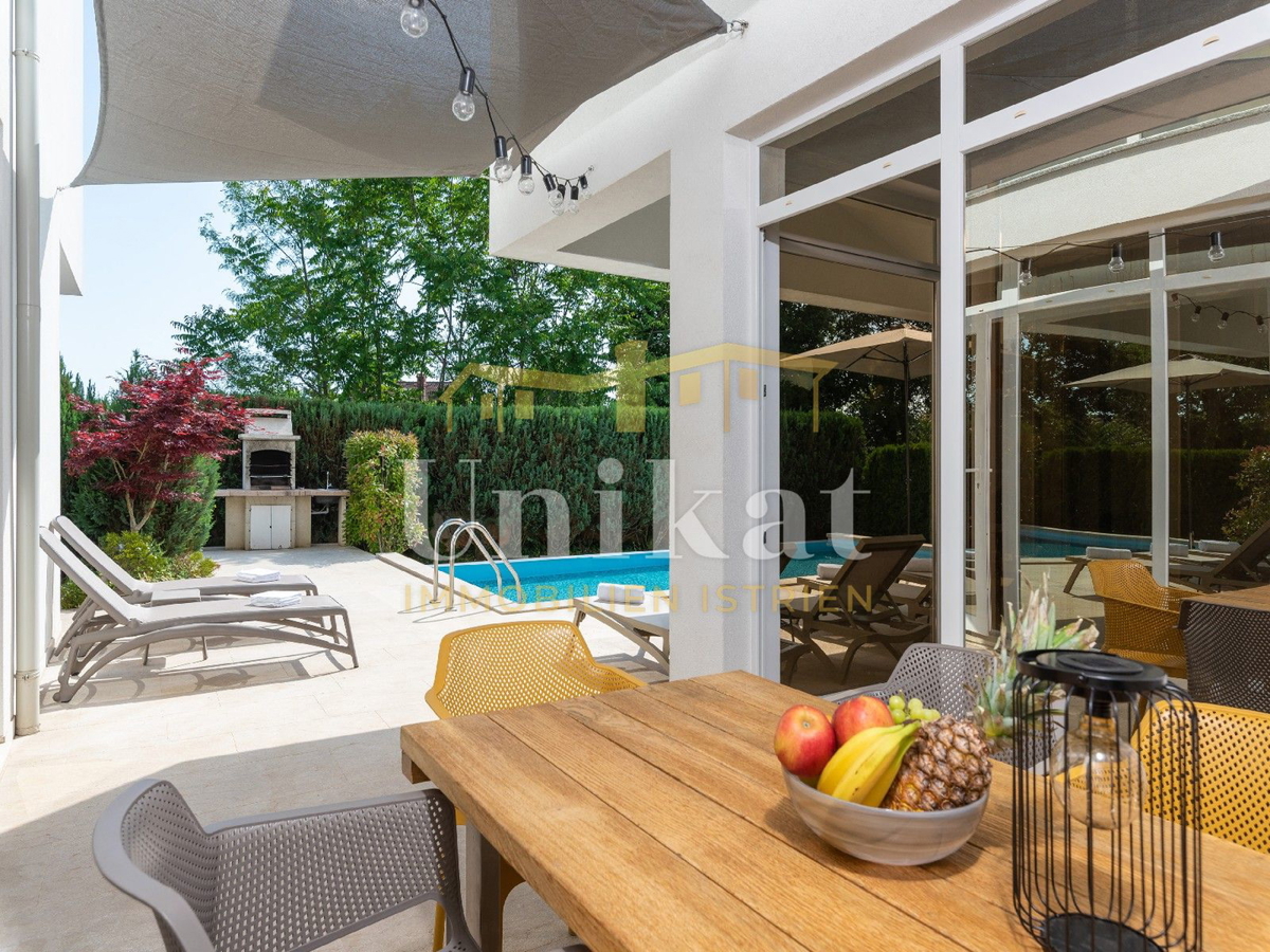 Villa moderna con piscina interna ed esterna